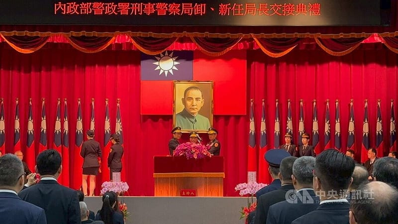 警政署長張榮興（中）20日表示，期許新任刑事局長邱紹洲（右）發揮「刑事魂」，致力科技辦案和查察賄選等4項工作重點。中央社記者黃麗芸攝 115年1月20日&nbsp;&nbsp;&nbsp;