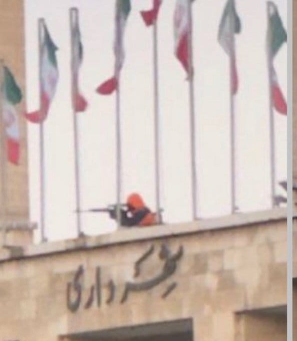 在伊朗大三大城市伊斯法罕市內，一位當局部署的狙擊手瞄準位於市政大樓樓頂的抗議民眾，準備發動攻擊。&nbsp;&nbsp;&nbsp;圖：翻攝自 @Wangwenhaha0518 X 帳號