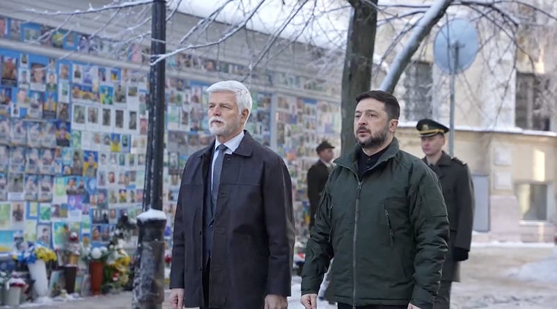 烏克蘭總統澤連斯基日前在基輔總統府前，與到訪的捷克總統帕維爾（Petr Pavel）共同舉行記者會。 圖:翻攝自X帳號@visegrad24