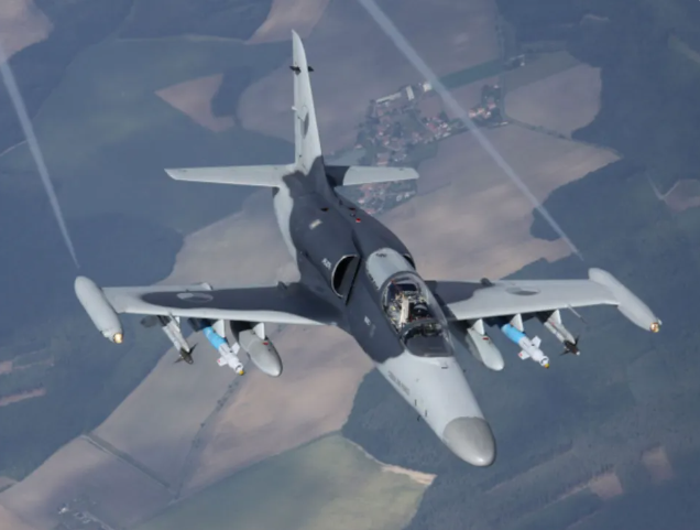 L-159 可搭載多種北約規格武器，並配備光電瞄準與紅外線感測系統，適合執行低空巡邏與無人機攔截任務。 圖:翻攝自觀局有語