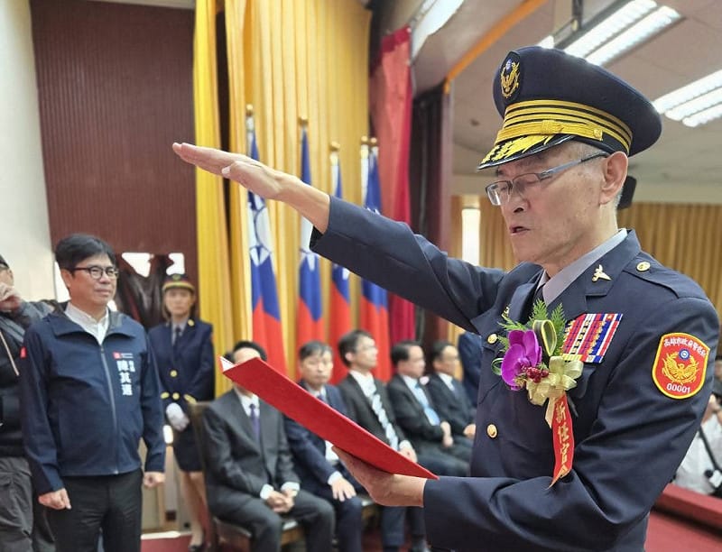 趙瑞華(右一)宣誓就任高雄市警局局長。&nbsp;&nbsp;&nbsp;圖：高雄市警察局/提供