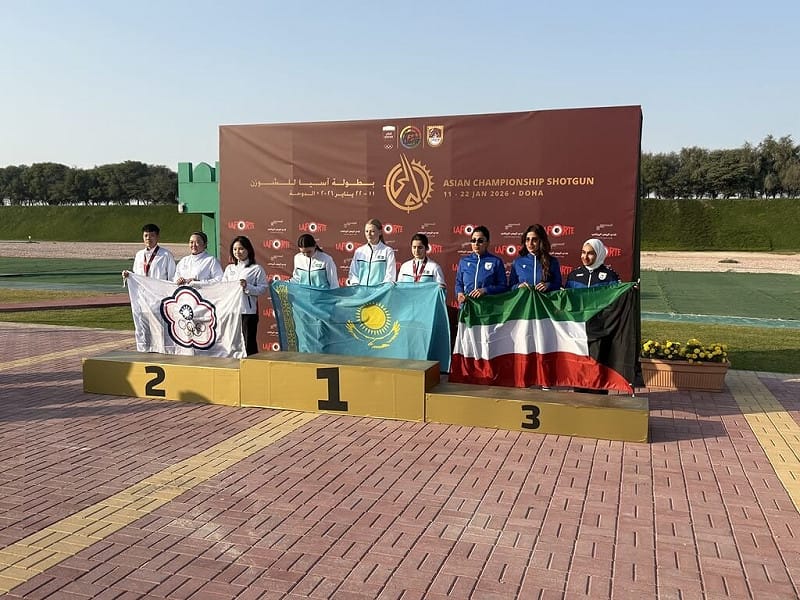2026亞洲飛靶射擊錦標賽在卡達杜哈舉行，台灣女將劉宛渝（左起）、林怡君、葉美萱20日在不定向飛靶項目拿下女子團體銀牌。（教練張簡銘杉提供）中央社記者黎建忠傳真　115年1月20日&nbsp;&nbsp;&nbsp;