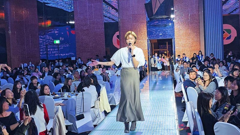 王瞳演唱〈你的甜蜜〉，與台下賓客有說有笑互動。&nbsp;&nbsp;&nbsp;圖：社團法人台灣愛與希望國際關懷協會/提供