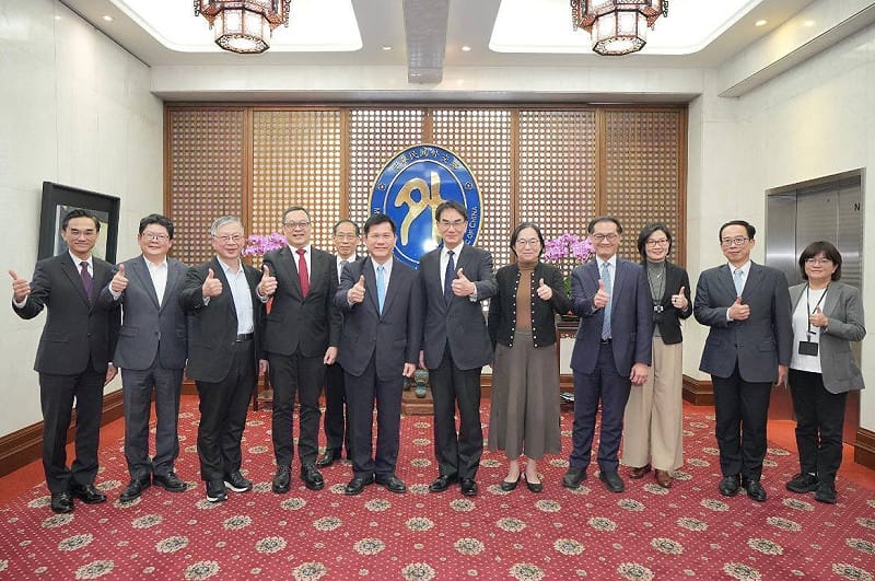  外交部長林佳龍、數發部長林宜敬、外交部政務次長陳明祺、數發部政務次長侯宜秀、外交部諮詢委員李漢銘教授等與兩部主管合影。 圖：外交部提供 