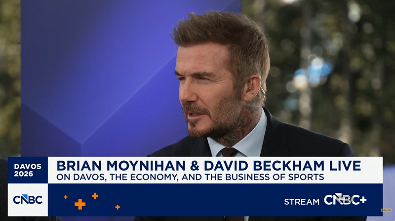 貝克漢今日在財經節目直播中談到，「孩子會犯錯，但孩子是被允許犯錯的，因為那正是他們學習的方式」，疑似回應布魯克林的舉動。&nbsp;&nbsp;&nbsp;圖：翻攝自Squawk Box YT頻道