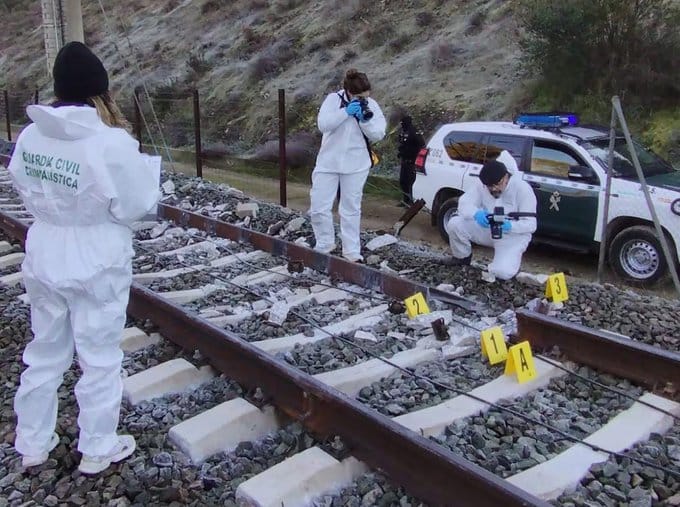 針對 18 日高鐵脫軌事故，調查專家在現場發現受損鋼軌接頭。初步調查顯示，接頭存在缺陷，導致鋼軌之間出現縫隙，列車行經時縫隙逐漸擴大，最終引發高速列車脫軌。&nbsp;&nbsp;&nbsp;圖:翻攝自X帳號@nexta_tv