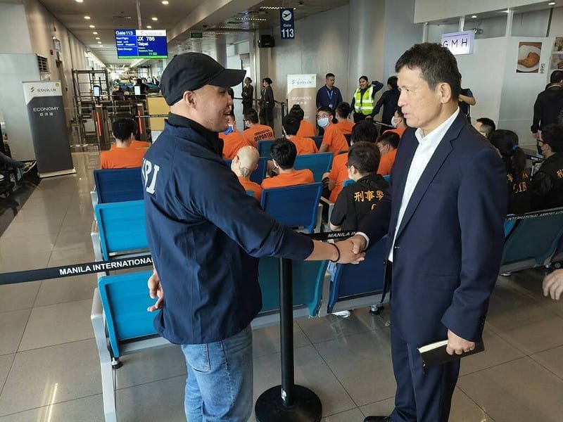 台菲打擊跨國詐騙犯罪，21日遣返17名涉嫌從事網路詐騙的台籍嫌犯。圖為駐菲副代表李廷盛（右）感謝菲國執法人員專業作為。（駐菲代表處提供）中央社記者林行健馬尼拉傳真　115年1月21日&nbsp;&nbsp;&nbsp;