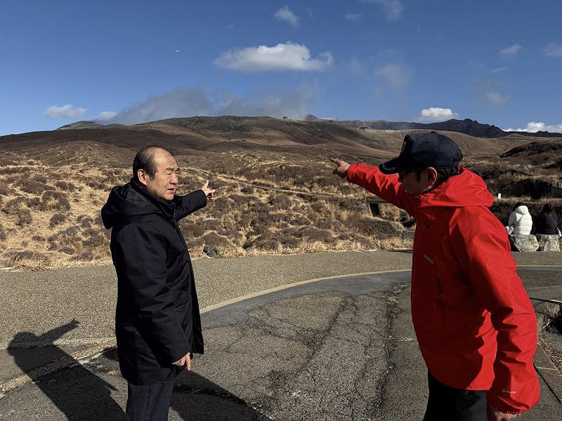  我國駐福岡辦事處處長陳銘俊（左）21日下午抵達熊本縣阿蘇山了解日方搜救的情況。 圖：翻攝自李逸洋臉書 