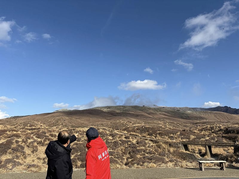  我國駐福岡辦事處處長陳銘俊（左）21日下午抵達熊本縣阿蘇山了解日方搜救的情況。 圖：翻攝自李逸洋臉書 