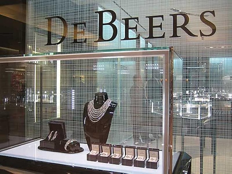 全球最大鑽石生產商戴比爾斯（De Beers）近日再次宣布下調鑽石價格，顯示自 2022 年價格見頂後，鑽石產業仍深陷結構性調整期。 圖:翻攝自X帳號@miningandenergy