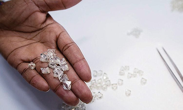 珠寶業內人士指出，碎鑽幾乎沒有回收市場，除非價格極低才可能成交，一般僅一克拉以上的天然鑽石才具備回收價值。 圖:翻攝自X帳號@TheNamibian