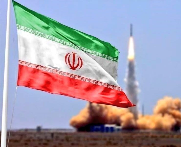 伊朗武裝部隊發言人謝卡爾奇（Abolfazl Shekarchi）透過官媒表示，若有任何「侵略之手」膽敢伸向最高領袖哈梅內伊，伊朗不僅會斬斷那隻手，還會讓對方的世界陷入火海，並在中東地區「無處可逃」。&nbsp;&nbsp;&nbsp;圖:翻攝自X帳號@rkmtimes