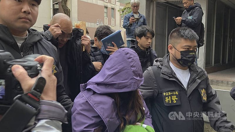 檢警偵辦知名餐飲公司涉助詐團洗錢案，北檢再度指揮警方執行第2波搜索行動，拘提何姓等8名被告到案說明，其中2人20日已到案，其餘6名被告則於21日移送北檢複訊。中央社記者謝君臨攝　115年1月21日&nbsp;&nbsp;&nbsp;