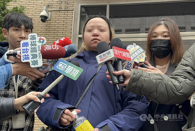 新北三重祖孫3代命案二審21日在台灣高等法院開庭，陳姓被害者家屬（中）受訪表示，張男殺死她的媽媽、妹妹及外甥，她今天以告訴人身分出庭，因為很擔心二審會從死刑改成輕判。中央社記者劉世怡攝　115年1月21日&nbsp;&nbsp;&nbsp;