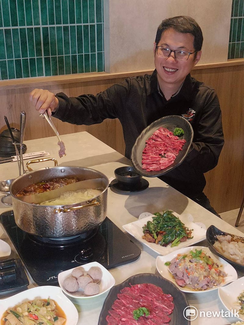 林育文說，溫體牛最適合火鍋涮煮三秒，能吃到原汁原味。&nbsp;&nbsp;&nbsp;圖：唐復年/攝