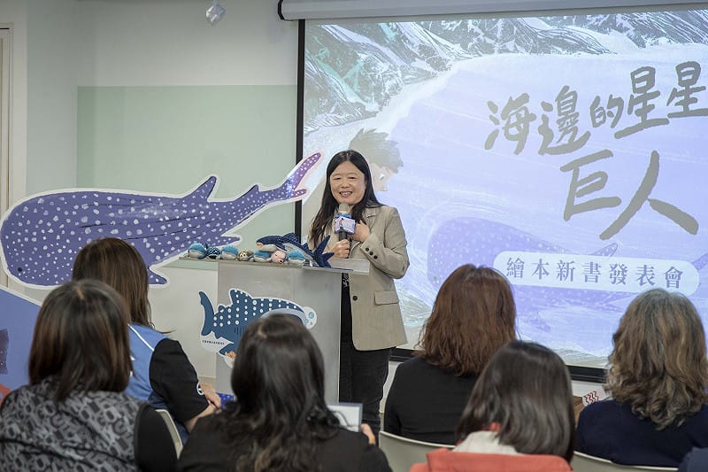 陸曉筠希望孩子們跟繪本中的小男孩一樣，找到自己的守護神，一起面對困難和挑戰。&nbsp;&nbsp;&nbsp;圖：海委會海保署/提供