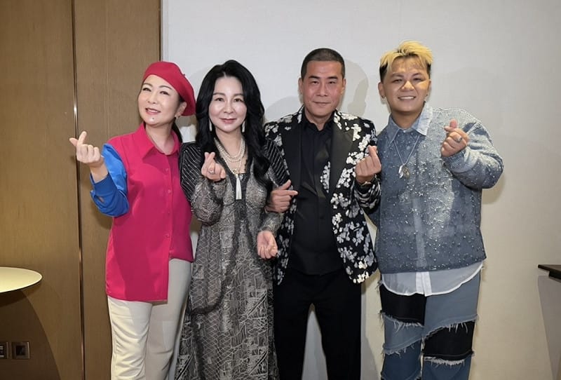 洪若萍(左二)、謝丰益(右二)與張秀卿(左一)、曾瑋中(右一)在後台相見歡。&nbsp;&nbsp;&nbsp;圖：沐華國際美容/提供