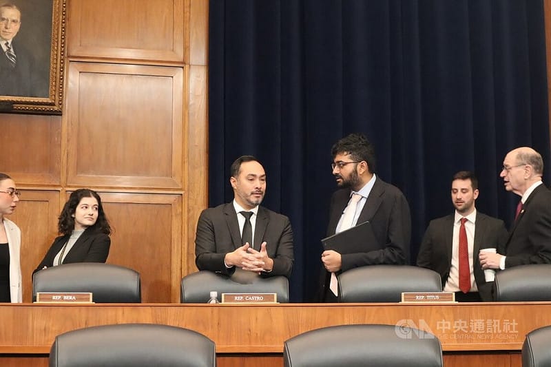 美國聯邦眾議院外交事務委員會21日壓倒性通過「人工智慧看守法案」，限制特定高階晶片出口至中國。圖為議員於法案表決前交談。中央社記者鍾佑貞華盛頓攝 115年1月22日&nbsp;&nbsp;&nbsp;圖：中央社提供