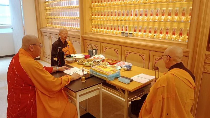 「代祀」業者在重要日子會安排法師頌經及供飯服務。&nbsp;&nbsp;&nbsp;圖：孫家銘攝