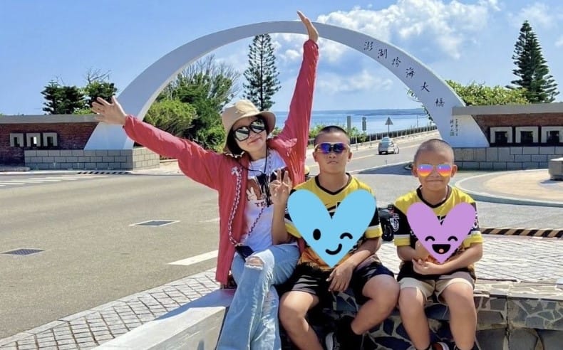 阿聖(中)、國小一年級的弟弟(右)和媽媽三人相依為命。&nbsp;&nbsp;&nbsp;圖：台灣世界展望會/提供