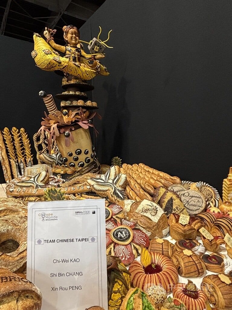 台灣麵包師傅張世彬、彭心柔、高淇崴在教練武子靖帶領下參加世界盃麵包大賽，抱回亞軍。台灣隊作品結合晶片、珍珠奶茶、101大樓、水果等元素。中央社記者曾依璇巴黎攝　115年1月22日&nbsp;&nbsp;&nbsp;圖：中央社提供