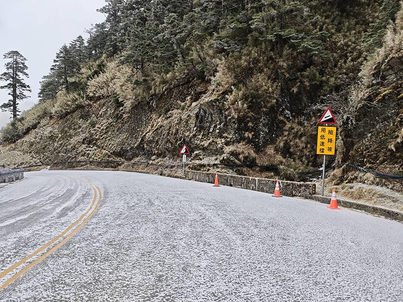 合歡山武嶺一早氣溫降到接近零度，現場下起冰霰，雖然還不是雪，但大地都被白色冰霜覆蓋，變成銀白世界。&nbsp;&nbsp;&nbsp;圖：取自中橫路況交通資訊站