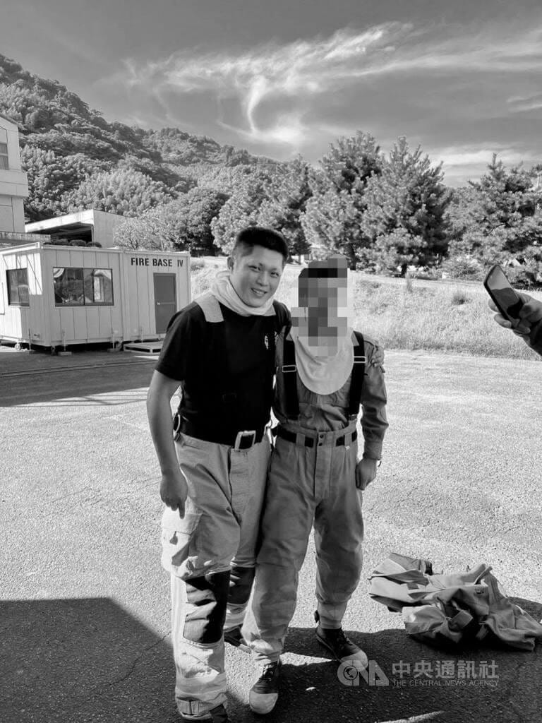 基隆市消防局仁愛分隊小隊長詹能傑（左）衝入火場救人不幸殉職，消防局22日在臉書貼文悼念，「小隊長，任務已經結束」，表示大家會記得詹能傑為了救人犧牲自己。（翻攝自消防局臉書）中央社記者曹亞沿傳真 115年1月22日&nbsp;&nbsp;&nbsp;