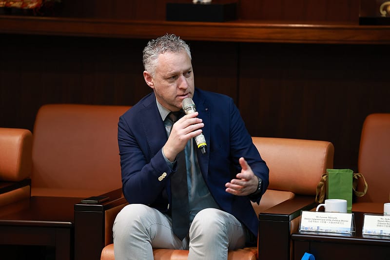 卡斯騰．米夏埃利斯與市府團隊分享區域轉型經驗。&nbsp;&nbsp;&nbsp;圖：高雄市行國處/提供