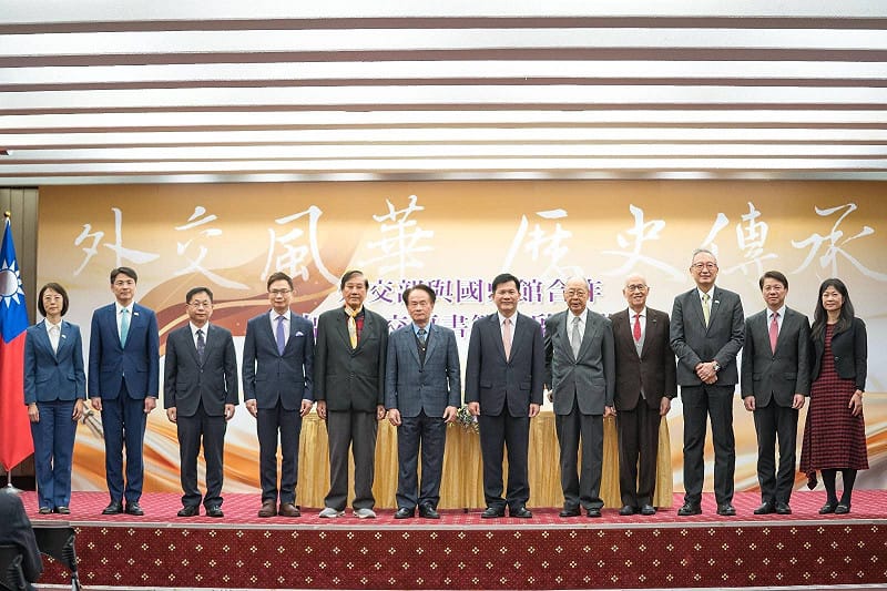  左起：公眾會副執行長陳怡君、執行長蕭光偉、常務次長葛葆萱、前部長黃志芳董事長、前部長陳唐山董事長、國史館長陳儀深、外交部長林佳龍、前部長錢復董事長、前部長李大維董事長、政務次長吳志中、主任秘書甄國清、國史館處長歐素瑛。 圖：外交部提供 