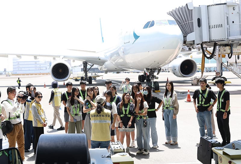 高市青年局辦理職場體驗，安排學生認識航空產業專業分工。&nbsp;&nbsp;&nbsp;圖：高雄市青年局/提供