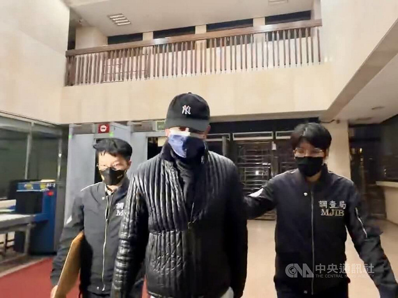 檢調獲報蕭姓股市大戶涉以人頭帳戶炒作股票，操縱股價獲利新台幣數千萬元。台灣台北地方檢察署22日約談蕭姓男子等5人到案說明，23日凌晨諭令蕭姓男子（中）1500萬元交保，並限制出境、出海。中央社記者林長順攝　15年1月23日&nbsp;&nbsp;&nbsp;