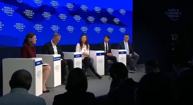 加密貨幣幣安創始人趙長鵬(右)出席世界經濟論壇 ( WEF ) 的分論壇。&nbsp;&nbsp;&nbsp;圖 : 影片截圖