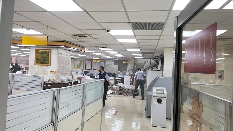 衝擊力道之大，車頭直接衝進銀行內部。&nbsp;&nbsp;&nbsp;圖：翻攝自Threads/來源：lay_lay_layla