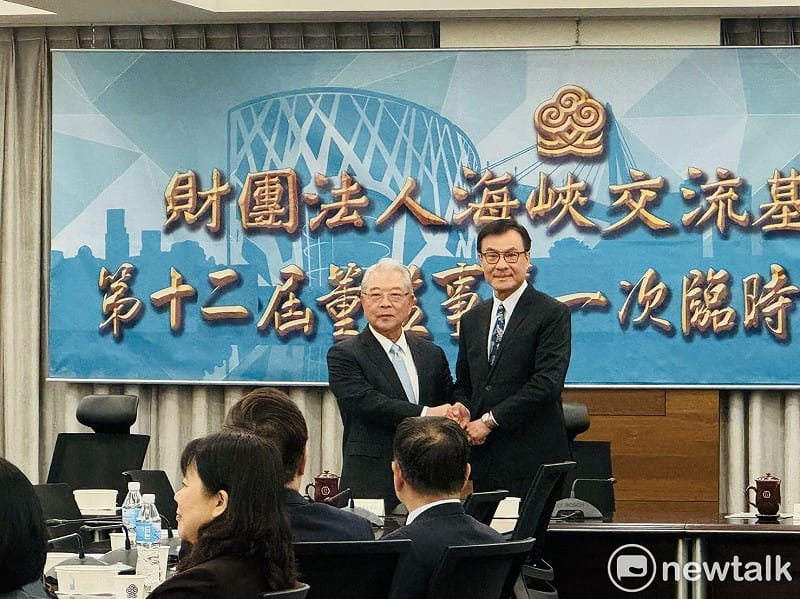 海基會代理董事長許勝雄（左）今（23）天將董事長一職正式交接給蘇嘉全（右）。&nbsp;&nbsp;&nbsp;