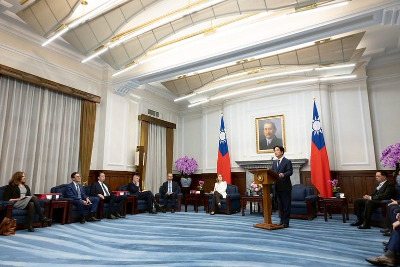  張競指出，遺漏的人分別是無人機大廠 Quantum Systems 的首席銷售長克魯克和機器人防禦公司 ARX Robotics 的政府關係負責人雅各布。 圖：取自 總統府 