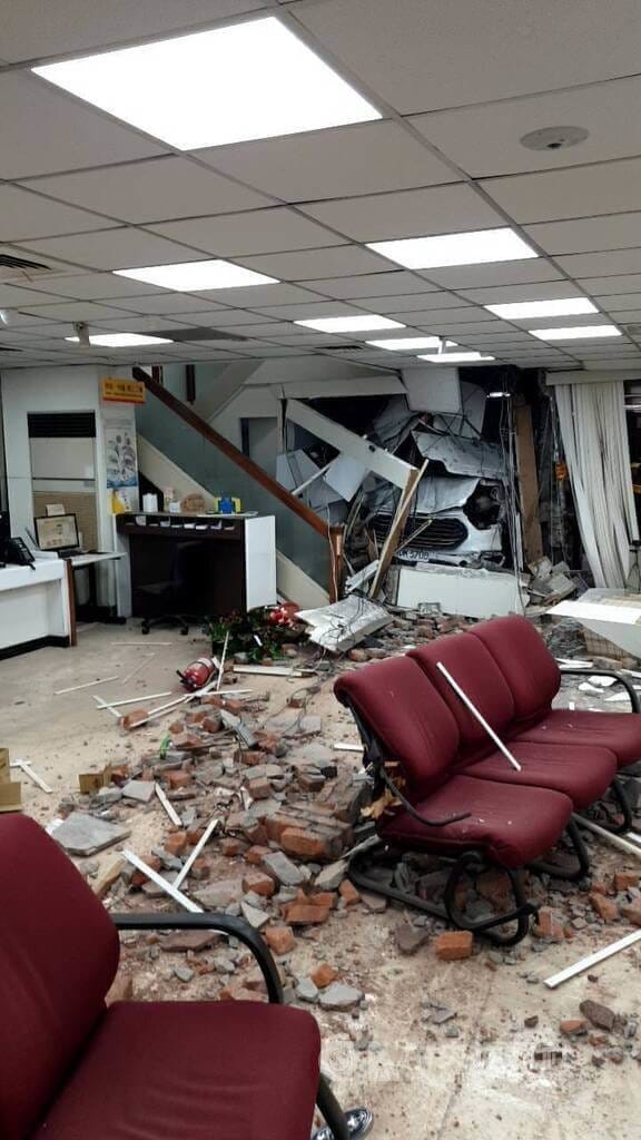 台北市中山區的彰化銀行吉林分行23日下午突遭三立電視台採訪車失控衝撞，整片牆壁直接被撞穿，室內磚塊遍布，滿目瘡痍。（翻攝照片）中央社記者黃麗芸傳真　115年1月23日&nbsp;&nbsp;&nbsp;