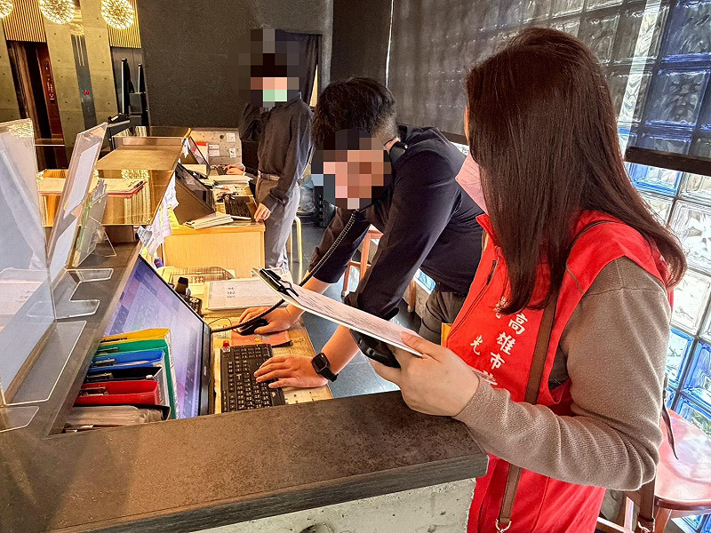 高市觀光局至各大旅宿進行房價稽查。&nbsp;&nbsp;&nbsp;圖：高雄市觀光局/提供