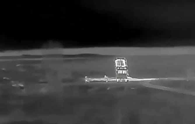 北韓武器在俄烏戰場平原上毫無掩蔽,很容易遭烏軍鎖定。 圖 : 翻攝自矚望雲霄 北韓武器在俄烏戰場平原上毫無掩蔽,很容易遭烏軍鎖定。 圖 : 翻攝自矚望雲霄