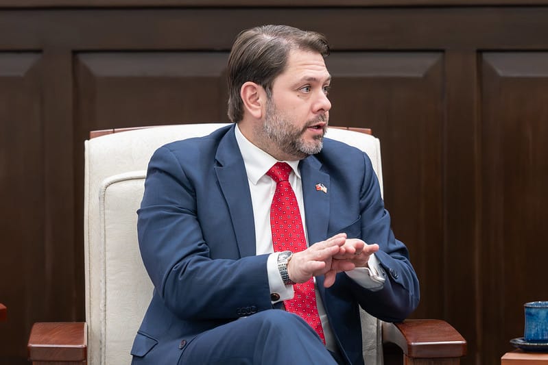  美國聯邦參議員蓋耶哥（Ruben Gallego）說，美國國會跨黨派持續支持台灣的主權獨立。 圖：總統府提供 