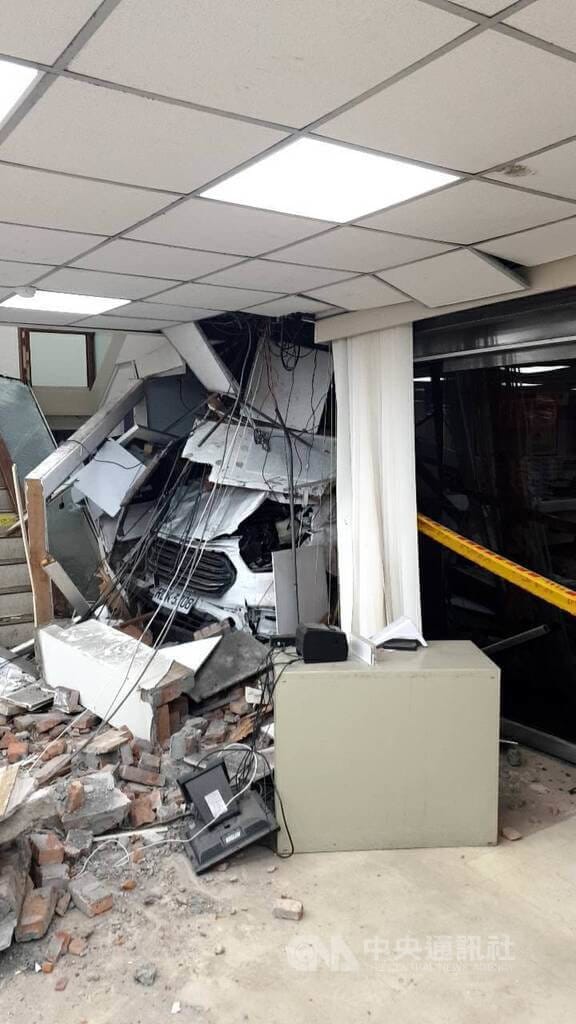 48歲林姓男子23日下午駕駛三立電視台採訪車意外衝撞彰化銀行吉林分行內，造成10人輕重傷。林男初步供稱是恍神釀禍，警方已排除酒駕。（翻攝照片）中央社記者黃麗芸傳真　115年1月23日&nbsp;&nbsp;&nbsp;