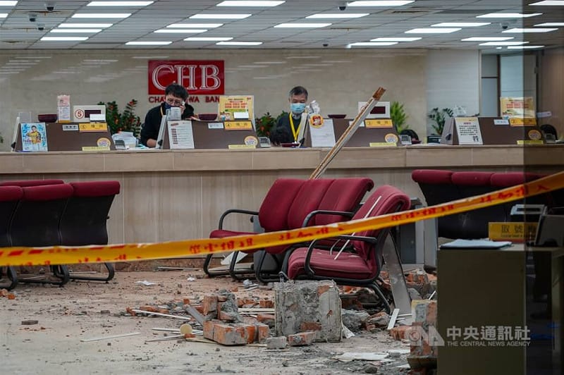 台北市中山區南京東路二段的彰化商業銀行吉林分行23日下午遭三立電視採訪車意外衝撞，已知造成10人受傷，銀行內部磚牆殘骸散落，一片凌亂。中央社記者裴禛攝　115年1月23日&nbsp;&nbsp;&nbsp;