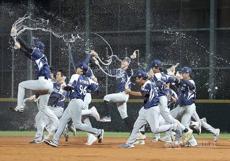 114學年度大專棒球聯賽（公開一級）23日晚間在三重進行冠軍戰，終場由台北市大以6比2搶勝奪冠，球員們在獲勝瞬間興奮衝進場中慶祝。中央社記者趙世勳攝　115年1月23日&nbsp;&nbsp;&nbsp;