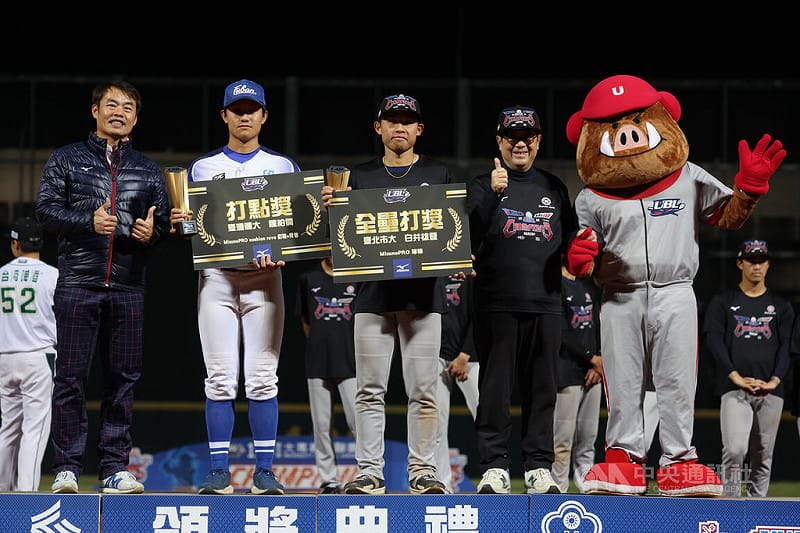 114年大專棒球聯賽（公開一級）賽程23日晚間在三重棒球場圓滿落幕，賽後頒獎表揚優秀球員，其中台北市大球員白井雄登（前左3）榮獲全壘打獎、台灣體大陳柏儒（前左2）獲頒打點獎。中央社記者趙世勳攝　115年1月23日&nbsp;&nbsp;&nbsp;