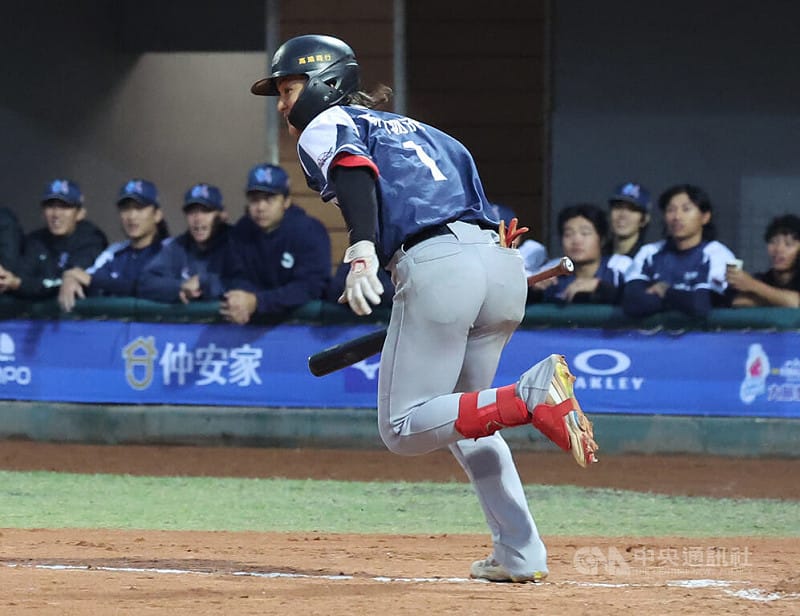 台北市大外野手戴伯丞（圖）23日在114學年度大專棒球聯賽冠軍戰有長打、貢獻2分打點，助隊奪冠，接下來將以自主培訓球員身分加入中職統一獅隊。中央社記者趙世勳攝　115年1月23日&nbsp;&nbsp;&nbsp;