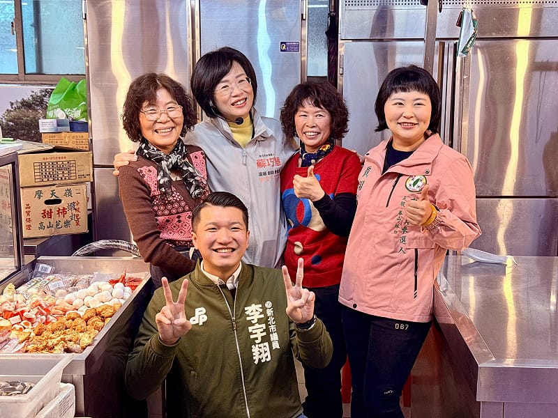 蘇巧慧與新北市議員李宇翔、議員參選人戴翎育的陪同下,前往泰山公有市場跟鄉親拜年。 圖:蘇巧慧辦公室提供 蘇巧慧與新北市議員李宇翔、議員參選人戴翎育的陪同下,前往泰山公有市場跟鄉親拜年。 圖:蘇巧慧辦公室提供