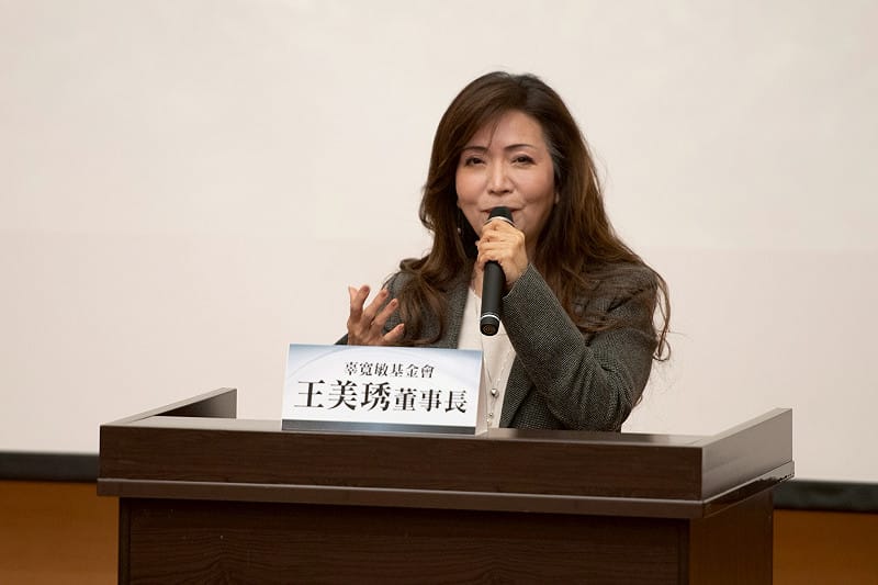 辜寬敏基金會董事長王美琇開幕致詞時表示,面對中國持續加強對台認知作戰,以及國內政治人物濫用受難者敘事混淆視聽,台灣的轉型正義工程正面臨嚴峻挑戰。 圖:辜寬敏基金會/提供 辜寬敏基金會董事長王美琇開幕致詞時表示,面對中國持續加強對台認知作戰,以及國內政治人物濫用受難者敘事混淆視聽,台灣的轉型正義工程正面臨嚴峻挑戰。 圖:辜寬敏基金會/提供