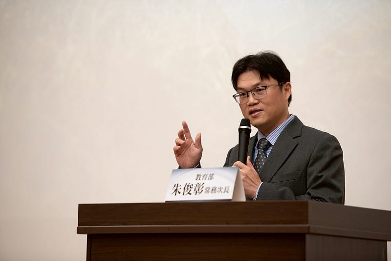 教育部次長朱俊彰致詞時回應,為落實轉型正義教育,教育部將致力於從「解釋性」的活動轉向「深層體驗」的教育 。 圖:辜寬敏基金會/提供 教育部次長朱俊彰致詞時回應,為落實轉型正義教育,教育部將致力於從「解釋性」的活動轉向「深層體驗」的教育 。 圖:辜寬敏基金會/提供