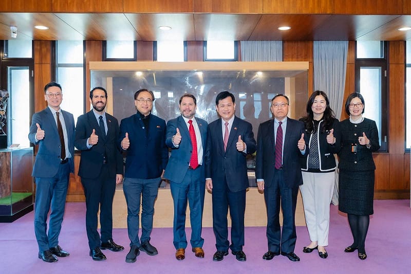  林佳龍在外交部設宴款待美國聯邦參議員蓋耶哥（Ruben Gallego）訪問團。 圖：外交部提供 