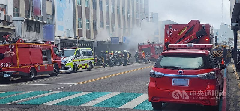 澎湖縣馬公市中華路一間帆布行24日中午發生火警，澎湖縣消防局獲報派遣人車前往灌救，未造成人員傷亡。中央社  115年1月24日&nbsp;&nbsp;&nbsp;