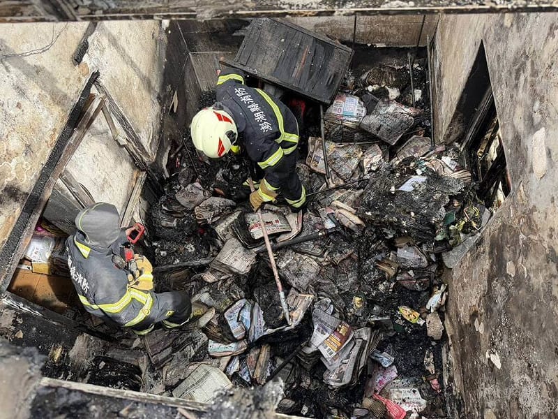 澎湖縣消防局24日上午11時5分接獲民眾報案，指西嶼鄉赤馬村110號後方冒出大量濃煙，疑似發生火警，立即派遣西嶼分隊前往搶救，火勢於近午時分撲滅。（澎湖縣消防局提供）中央社  115年1月24日&nbsp;&nbsp;&nbsp;